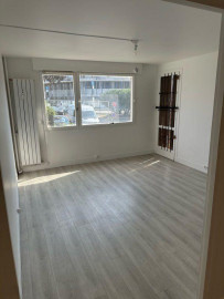 
                                                                                        Location
                                                                                         Appartement 3 pièces refait à neuf