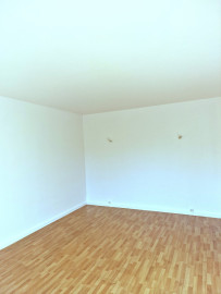 
                                                                                        Location
                                                                                         Appartement 3 pièces rénové de 63,87 m² — balcon, parking, résidence avec gardien