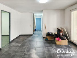 
                                                                                        Vente
                                                                                         Appartement 3 pièces traversant avec balcon 10 m²