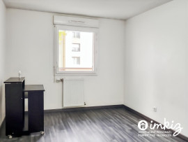 
                                                                                        Vente
                                                                                         Appartement 3 pièces traversant avec balcon 10 m²