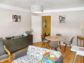 
                                                                                        Location
                                                                                         Appartement 3 pièces, traversant et lumineux