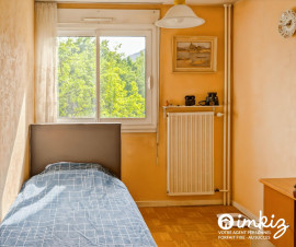 
                                                                                        Vente
                                                                                         Appartement 4 pièces traversant exposé Est Ouest.