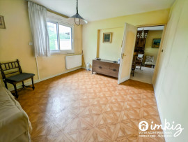
                                                                                        Vente
                                                                                         Appartement 4 pièces traversant exposé Est Ouest.