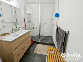 
                                                                                        Vente
                                                                                         Appartement 4 pièces traversant exposé Est Ouest.
