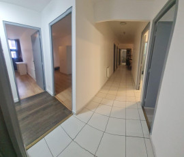 
                                                                                        Location
                                                                                         Appartement 7 pièces rénové