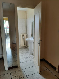 
                                                                                        Location
                                                                                         Appartement agréable à vivre dans résidence calme