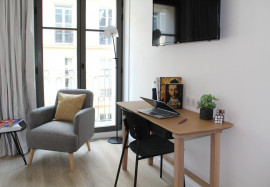 
                                                                                        Location
                                                                                         Appartement avec balcon - Champs Elysées (loyer tout inclus)