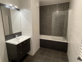 
                                                                                        Location
                                                                                         Appartement avec grand balcon entre Seine et Parc.