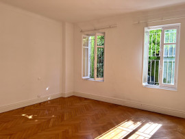 
                                                                                        Location
                                                                                         Appartement bourgeois au coeur d'un hôtel particulier