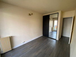 
                                                                                        Location
                                                                                         Appartement calme.