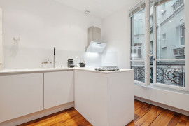
                                                                                        Location
                                                                                         Appartement calme et luxurieux entre business, temps libre et mobilité (loyer tout inclus)
