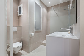 
                                                                                        Location
                                                                                         Appartement calme et luxurieux entre business, temps libre et mobilité (loyer tout inclus)