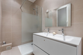 
                                                                                        Location
                                                                                         Appartement calme et luxurieux entre business, temps libre et mobilité (loyer tout inclus)