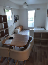 
                                                                                        Location
                                                                                         Appartement calme proche des transports en commun