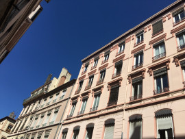 
                                                                                        Vente
                                                                                         Appartement cosy et lumineux • dans bel immeuble • très proche Universités • Lyon 7