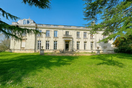 
                                                                                        Vente
                                                                                         Appartement d’exception dans château XVIIIe – 629 m² – Parc privatif – Mûrs-Erigné