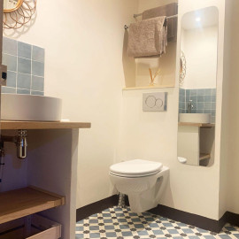 
                                                                                        Location
                                                                                         Appartement dans maison de maître.