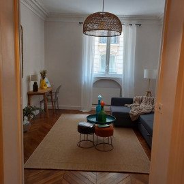 Location
Appartement dans un immeuble haussmannien - 1 Salon et 1 Chambre – Calme absolu et sécurisé - proximité immédiate des transports - prisé 9ᵉ (loyer tout inclus)