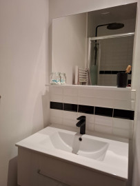 Location
Appartement dans un immeuble haussmannien - 1 Salon et 1 Chambre – Calme absolu et sécurisé - proximité immédiate des transports - prisé 9ᵉ (loyer tout inclus)