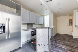 
                                                                                        Location
                                                                                         Appartement de prestige 218 m² avec dépendance