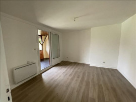 
                                                                                        Location
                                                                                         Appartement de type 3 refait à neuf