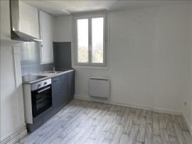 
                                                                                        Location
                                                                                         Appartement de type 3 refait à neuf