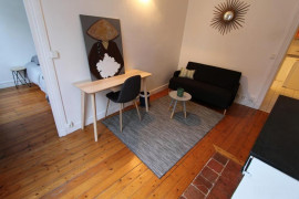 
                                                                                        Location
                                                                                         Appartement en Bon état, parquet, murs blancs