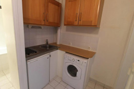 
                                                                                        Location
                                                                                         Appartement en Bon état, parquet, murs blancs