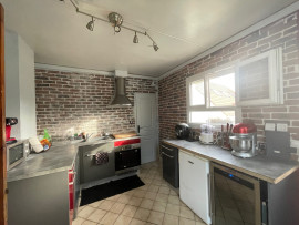 
                                                                                        Vente
                                                                                         APPARTEMENT F3 AVEC JARDIN, CAVE ET PARKING