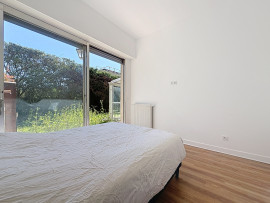 
                                                                                        Vente
                                                                                         Appartement familial et son merveilleux jardin agrémenté de beaux oliviers.