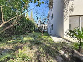 
                                                                                        Vente
                                                                                         Appartement familial et son merveilleux jardin agrémenté de beaux oliviers.