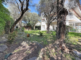 
                                                                                        Vente
                                                                                         Appartement familial et son merveilleux jardin agrémenté de beaux oliviers.