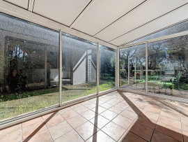 
                                                                                        Vente
                                                                                         Appartement familial et son merveilleux jardin agrémenté de beaux oliviers.