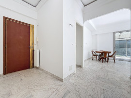 
                                                                                        Vente
                                                                                         Appartement familial et son merveilleux jardin agrémenté de beaux oliviers.