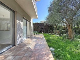 
                                                                                        Vente
                                                                                         Appartement familial et son merveilleux jardin agrémenté de beaux oliviers.