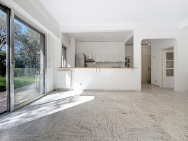 
                                                                                        Vente
                                                                                         Appartement familial et son merveilleux jardin agrémenté de beaux oliviers.