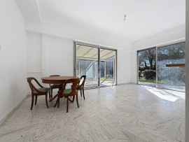 
                                                                                        Vente
                                                                                         Appartement familial et son merveilleux jardin agrémenté de beaux oliviers.