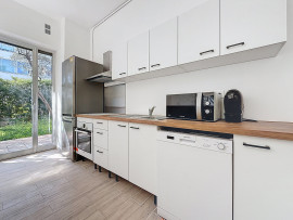 
                                                                                        Vente
                                                                                         Appartement familial et son merveilleux jardin agrémenté de beaux oliviers.