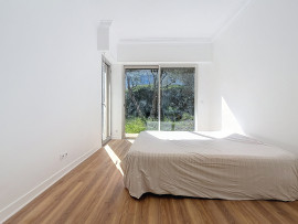 
                                                                                        Vente
                                                                                         Appartement familial et son merveilleux jardin agrémenté de beaux oliviers.