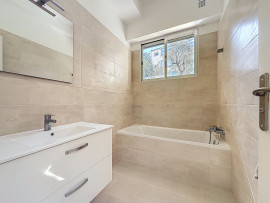 
                                                                                        Vente
                                                                                         Appartement familial et son merveilleux jardin agrémenté de beaux oliviers.