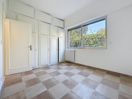 
                                                                                        Vente
                                                                                         Appartement familial et son merveilleux jardin agrémenté de beaux oliviers.