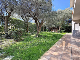 
                                                                                        Vente
                                                                                         Appartement familial et son merveilleux jardin agrémenté de beaux oliviers.