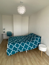 
                                                                                        Location
                                                                                         Appartement lumineux au dernier étage, belle vue.