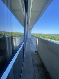 
                                                                                        Location
                                                                                         Appartement lumineux au dernier étage, belle vue.