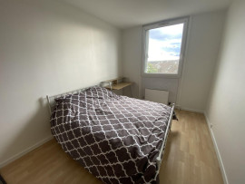 
                                                                                        Location
                                                                                         Appartement lumineux au dernier étage, belle vue.