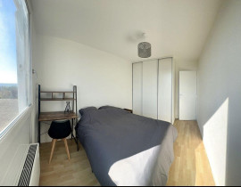 
                                                                                        Location
                                                                                         Appartement lumineux au dernier étage, belle vue.