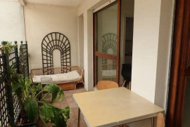 
                                                                                        Location
                                                                                         Appartement lumineux, baies vitrées et terrasse