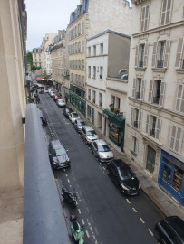 
                                                                                        Location
                                                                                         Appartement lumineux,  dans une rue très calme.
