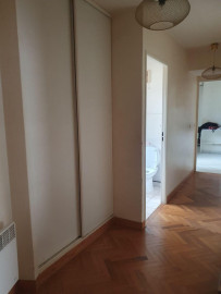 
                                                                                        Location
                                                                                         Appartement lumineux,  dans une rue très calme.