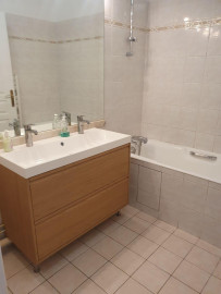 
                                                                                        Location
                                                                                         Appartement lumineux,  dans une rue très calme.